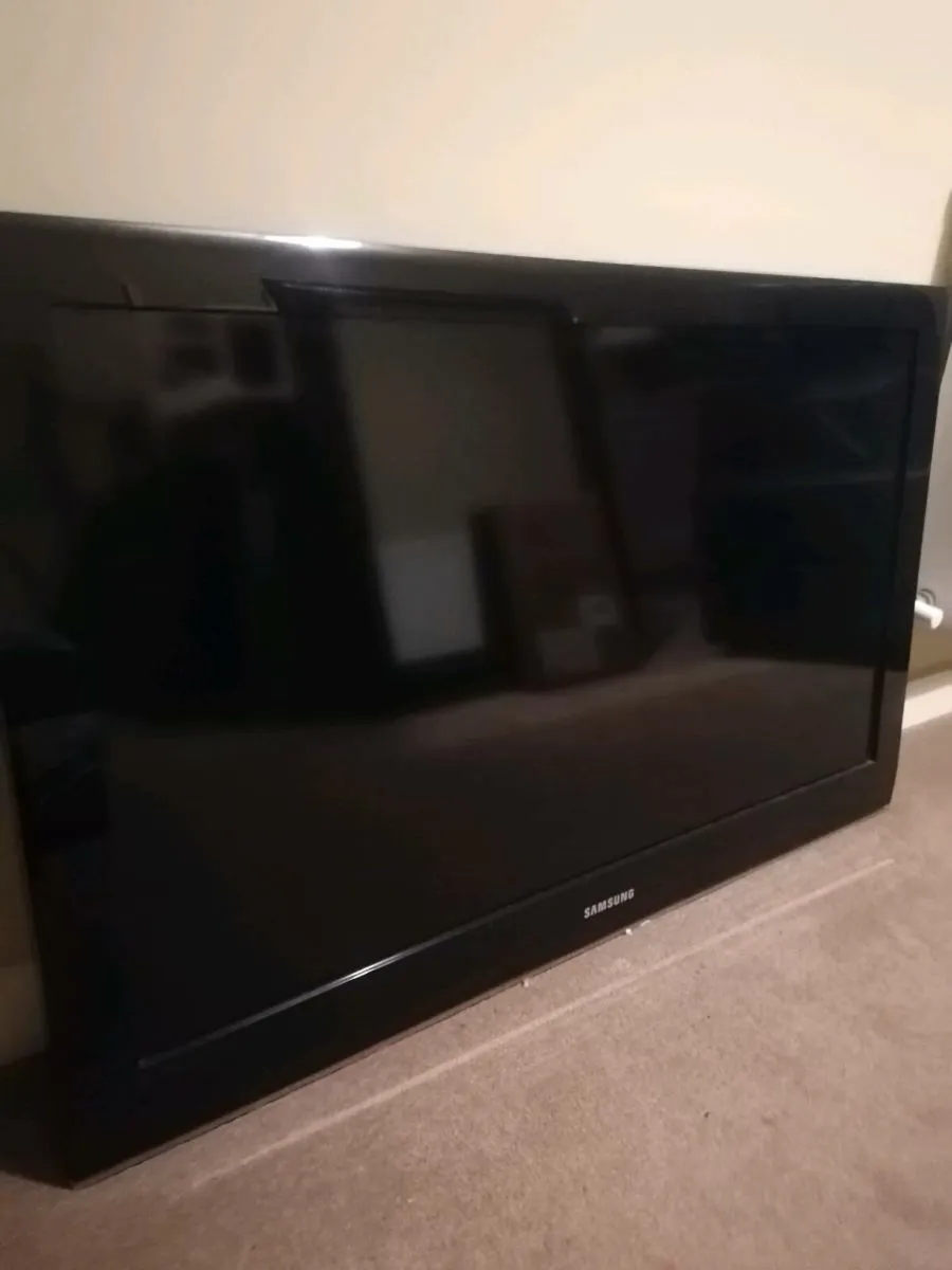 Samsung TV not HD with remote new TV Stand - Image 2
