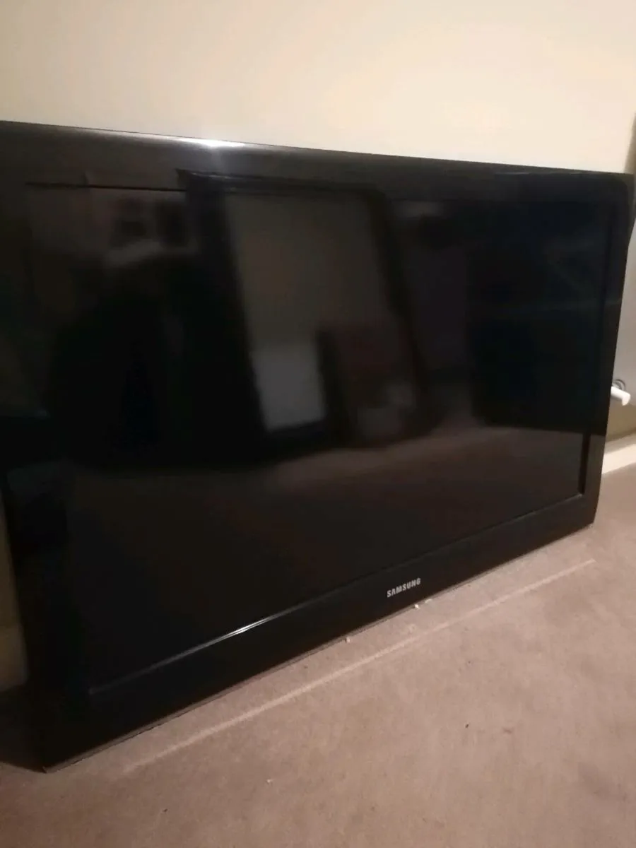 Samsung TV not HD with remote new TV Stand - Image 3