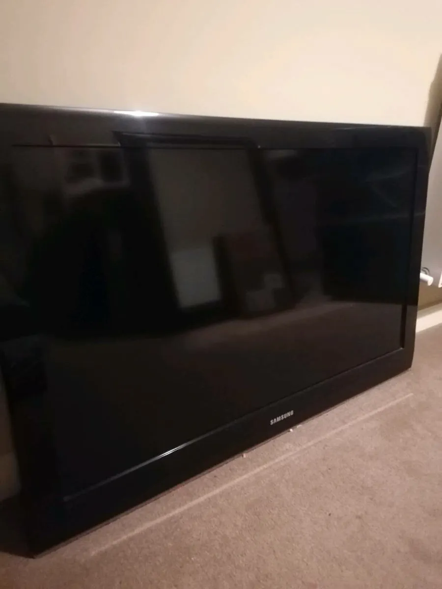 Samsung TV not HD with remote new TV Stand - Image 4