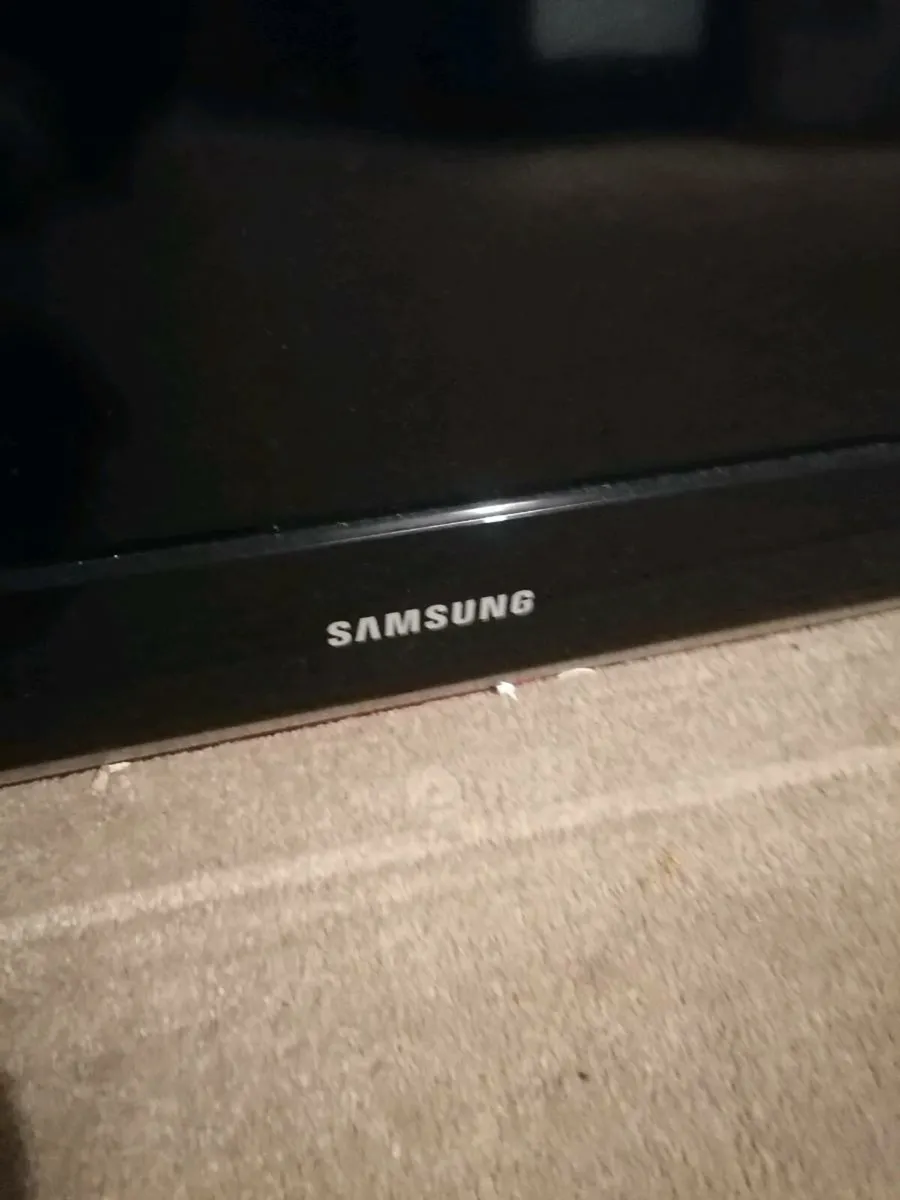 Samsung TV not HD with remote new TV Stand - Image 1
