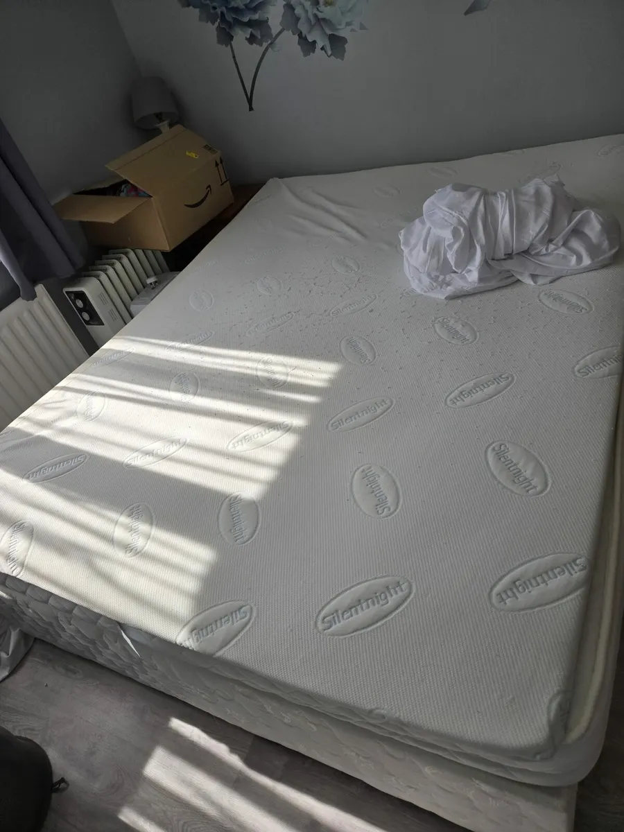 King bed mattress and base - Image 1