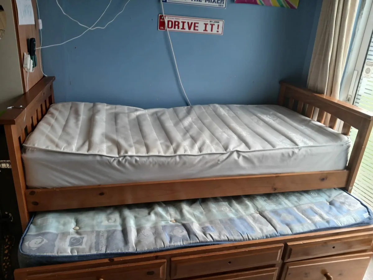 Single bed with trundle bed