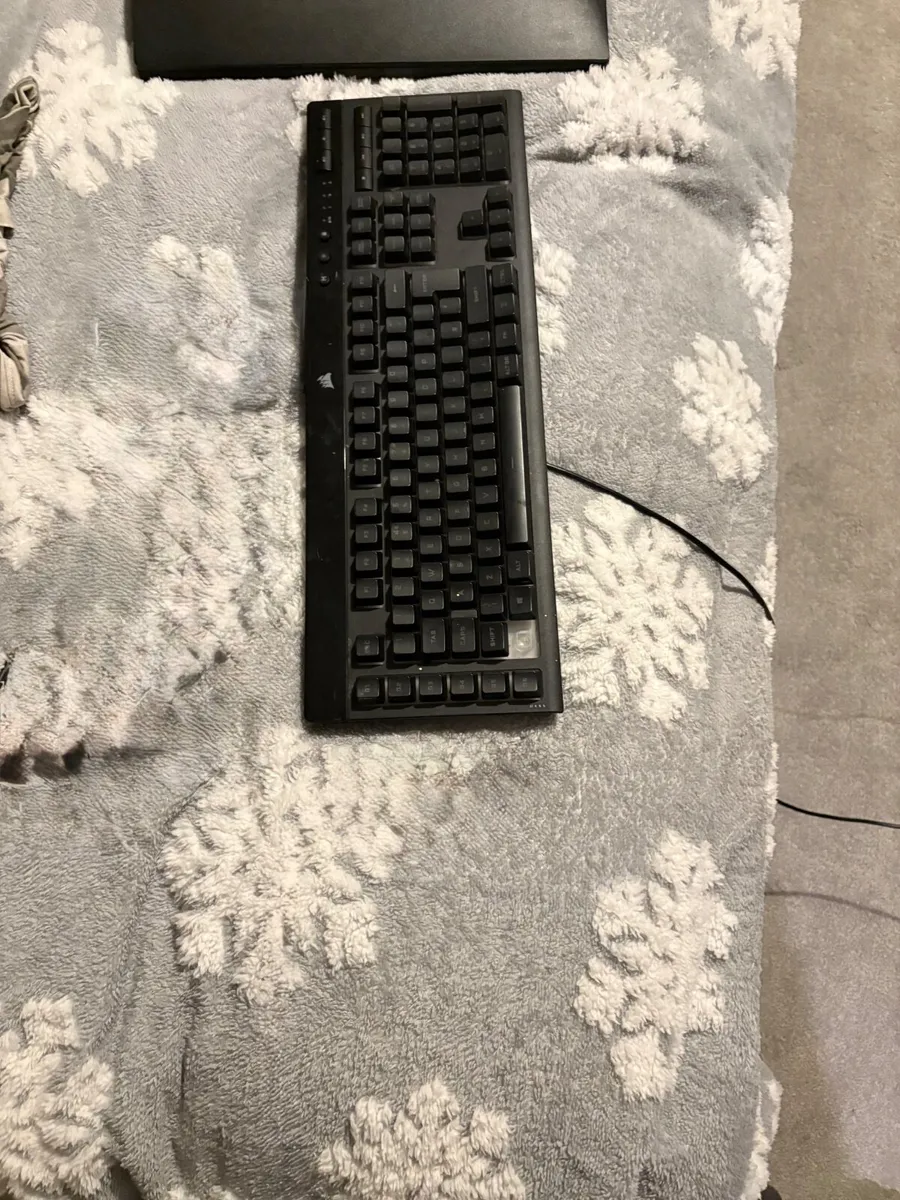 HUGE DISCOUNT Monitor keyboard and mousepad - Image 4
