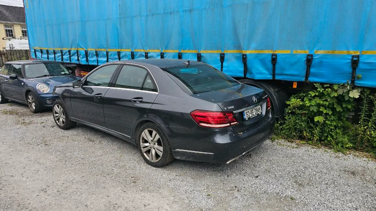 152 Mercedes E300 - Image 2