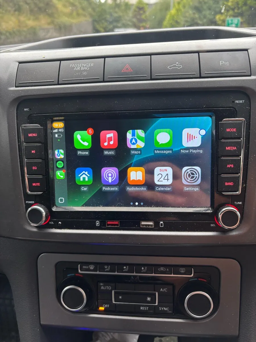 Vw Apple CarPlay radio - Image 1