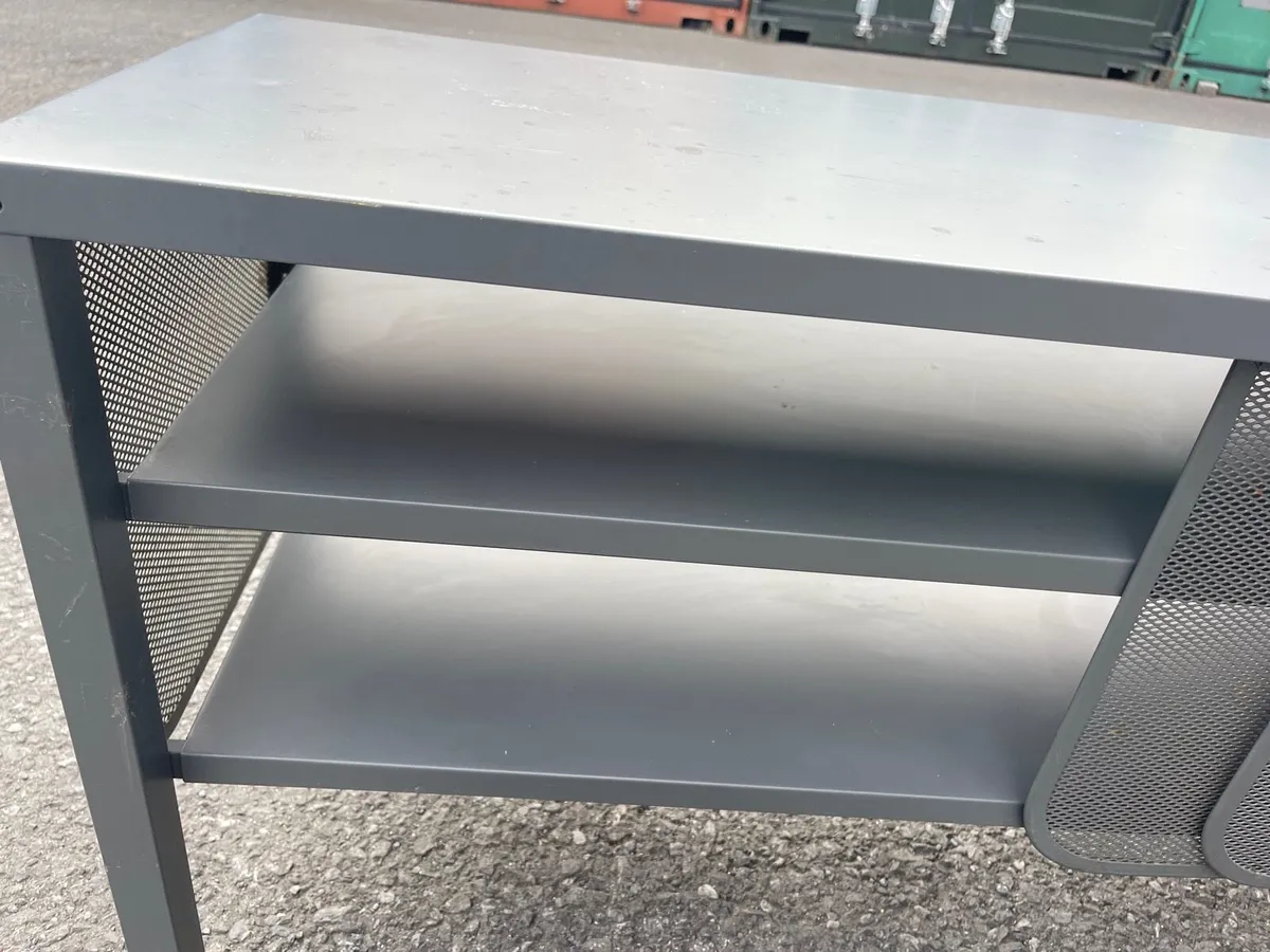 Metallic stand - Image 3