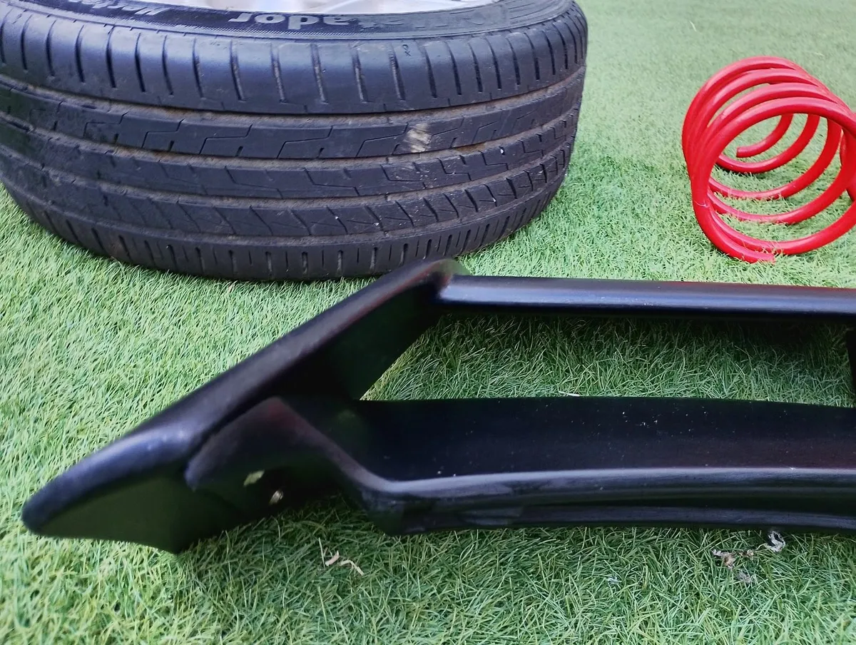 Ford focus mk2 Spoiler, Alloys ,lowering springs. - Image 2