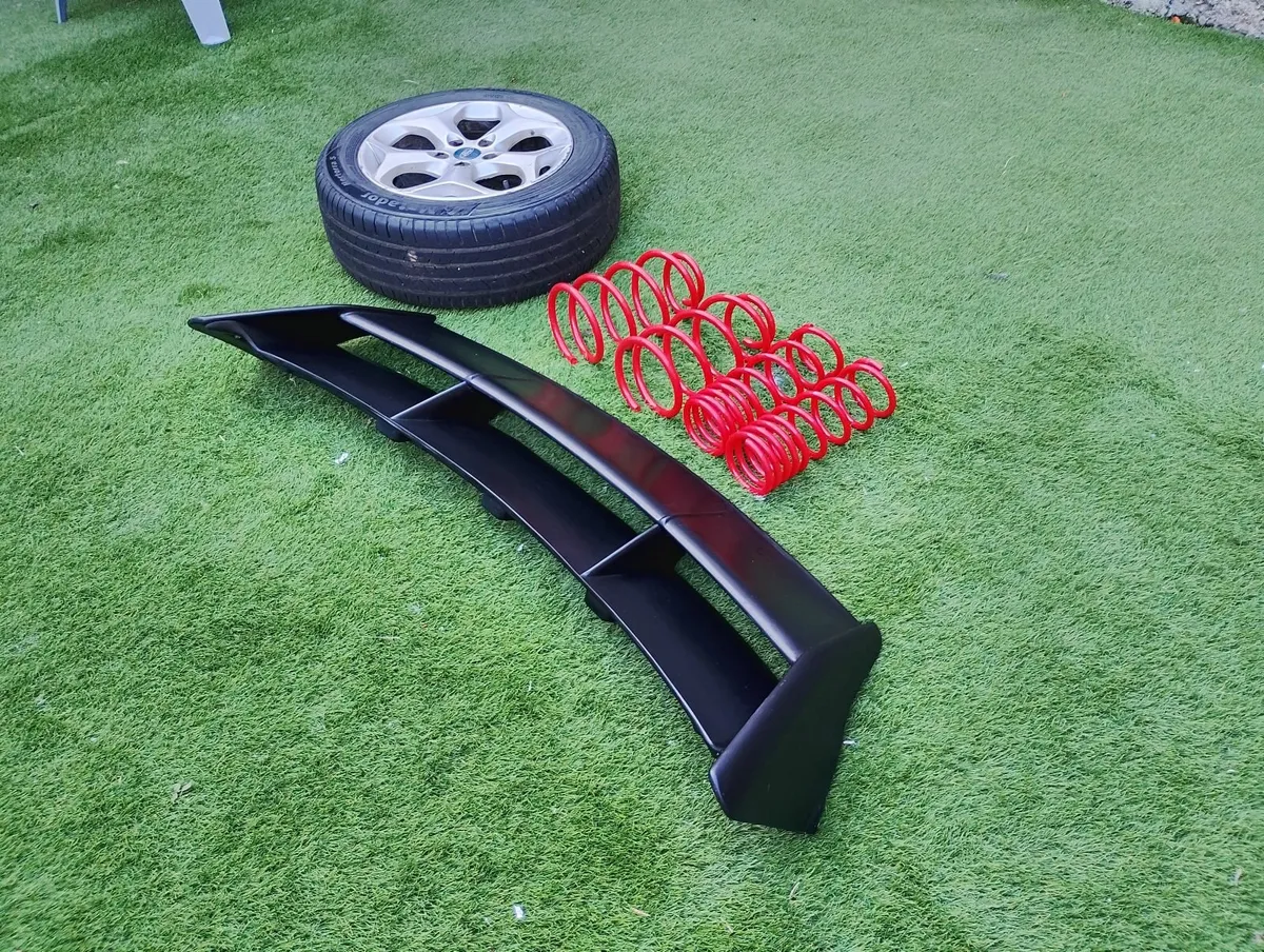 Ford focus mk2 Spoiler, Alloys ,lowering springs. - Image 1