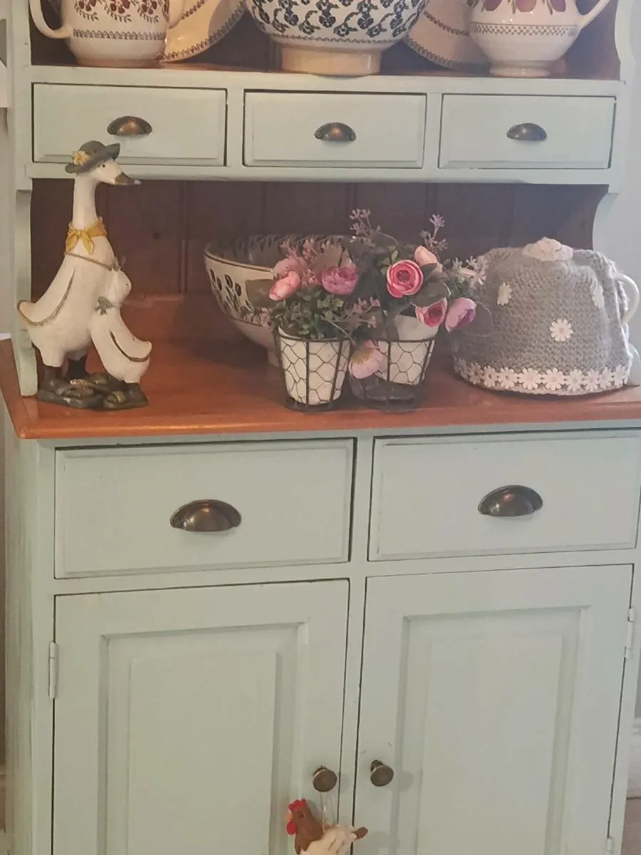 Solid kitchen dresser delivery arranged - Image 4