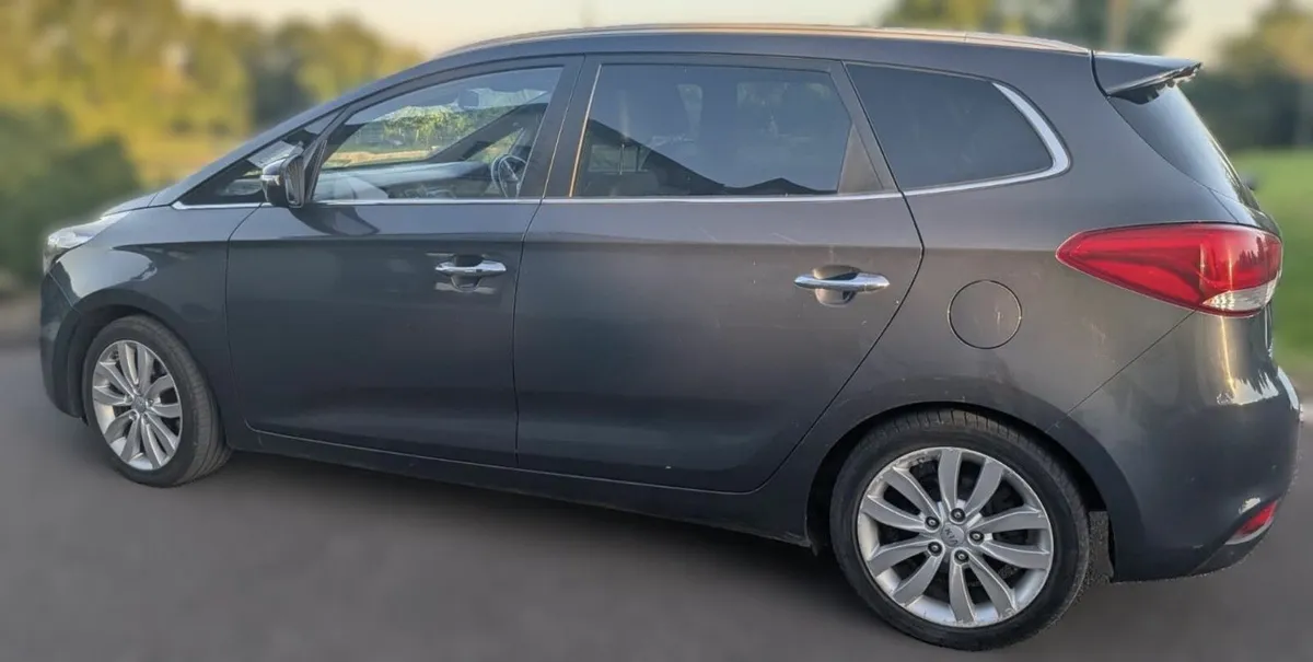 2015 KIA Carens Platinum PE Full Leather 7 seats - Image 4