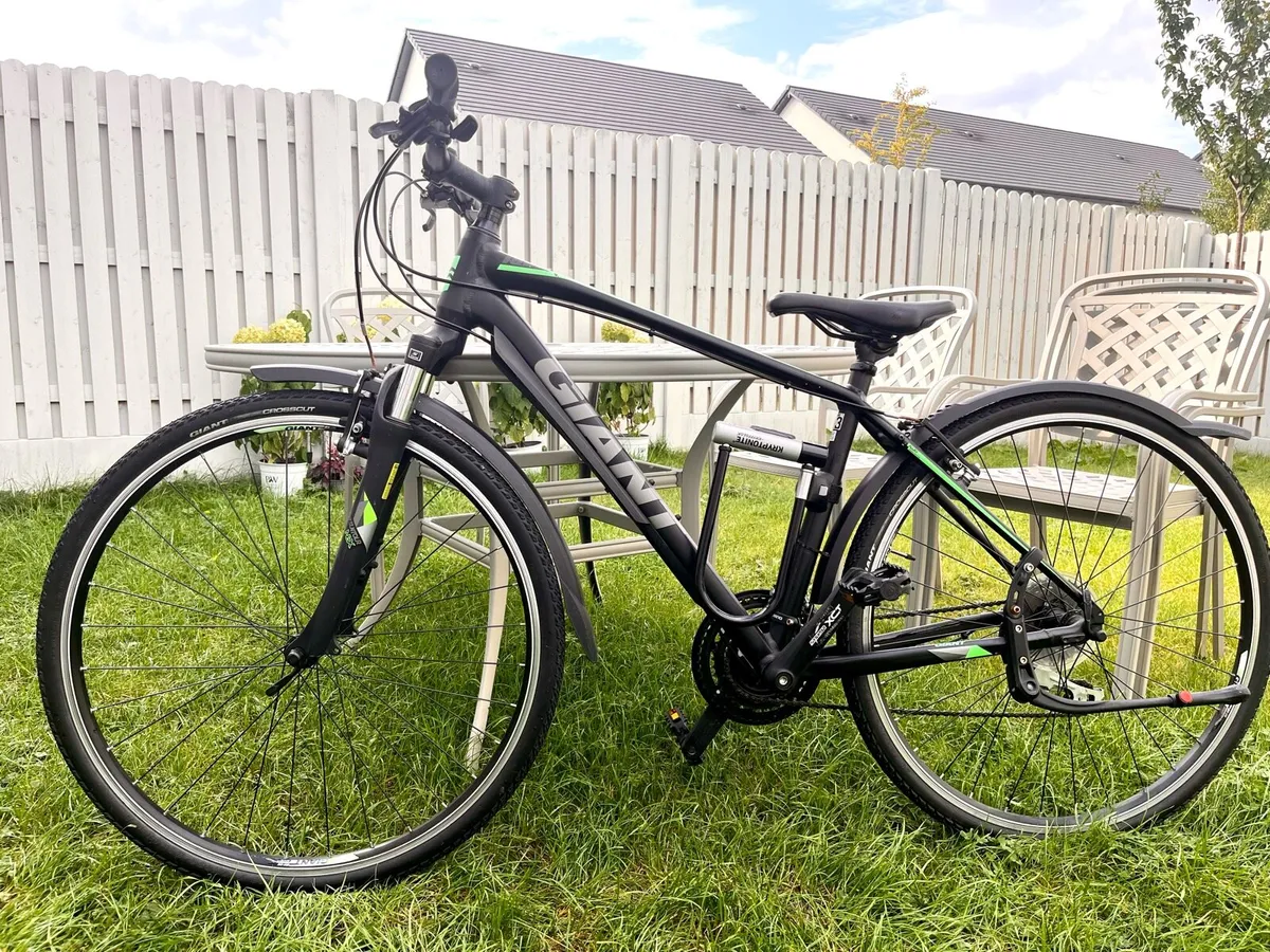Giant Roam 3 Hybrid bike (like-new) - Image 1