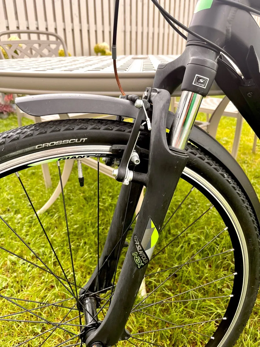 Giant Roam 3 Hybrid bike (like-new) - Image 4