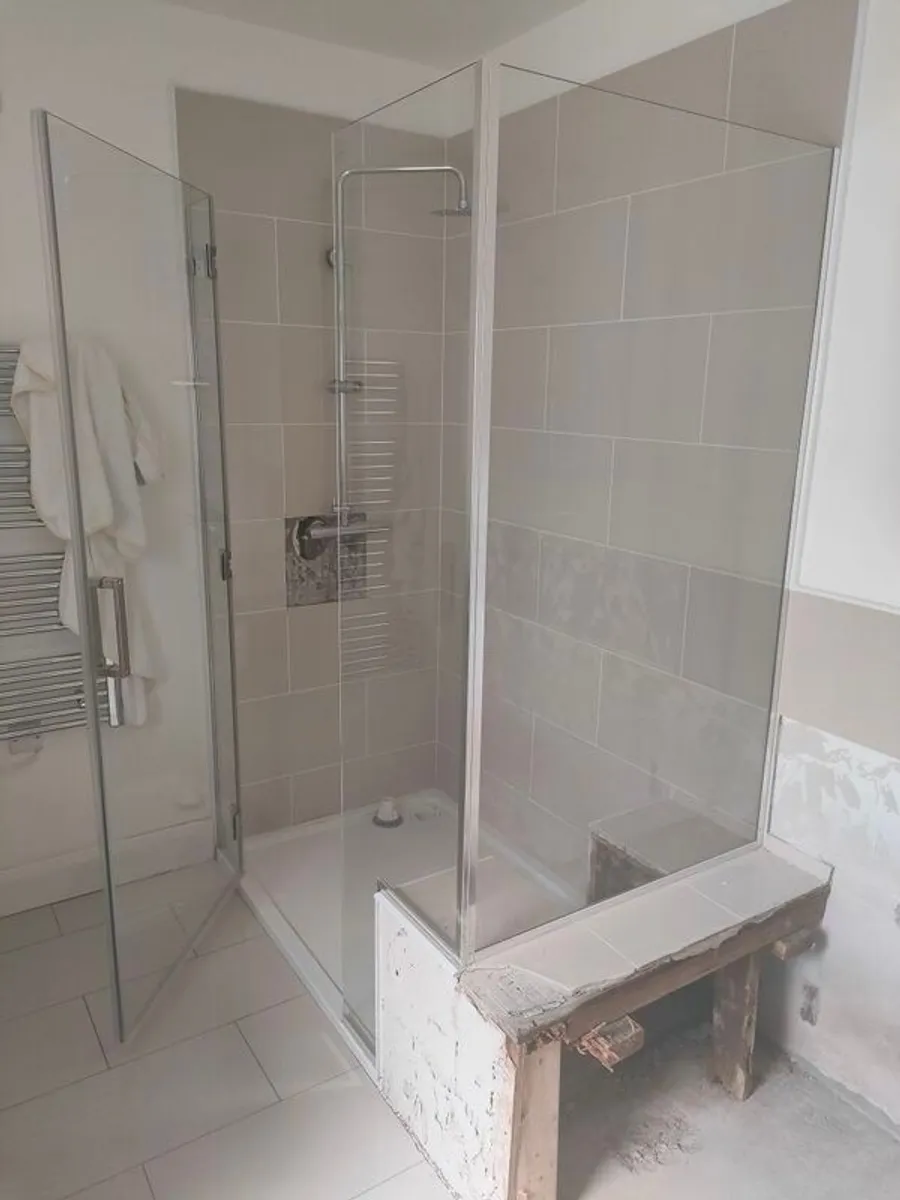 Bathroom glass shower unit, shower tray and bath tub - Image 4