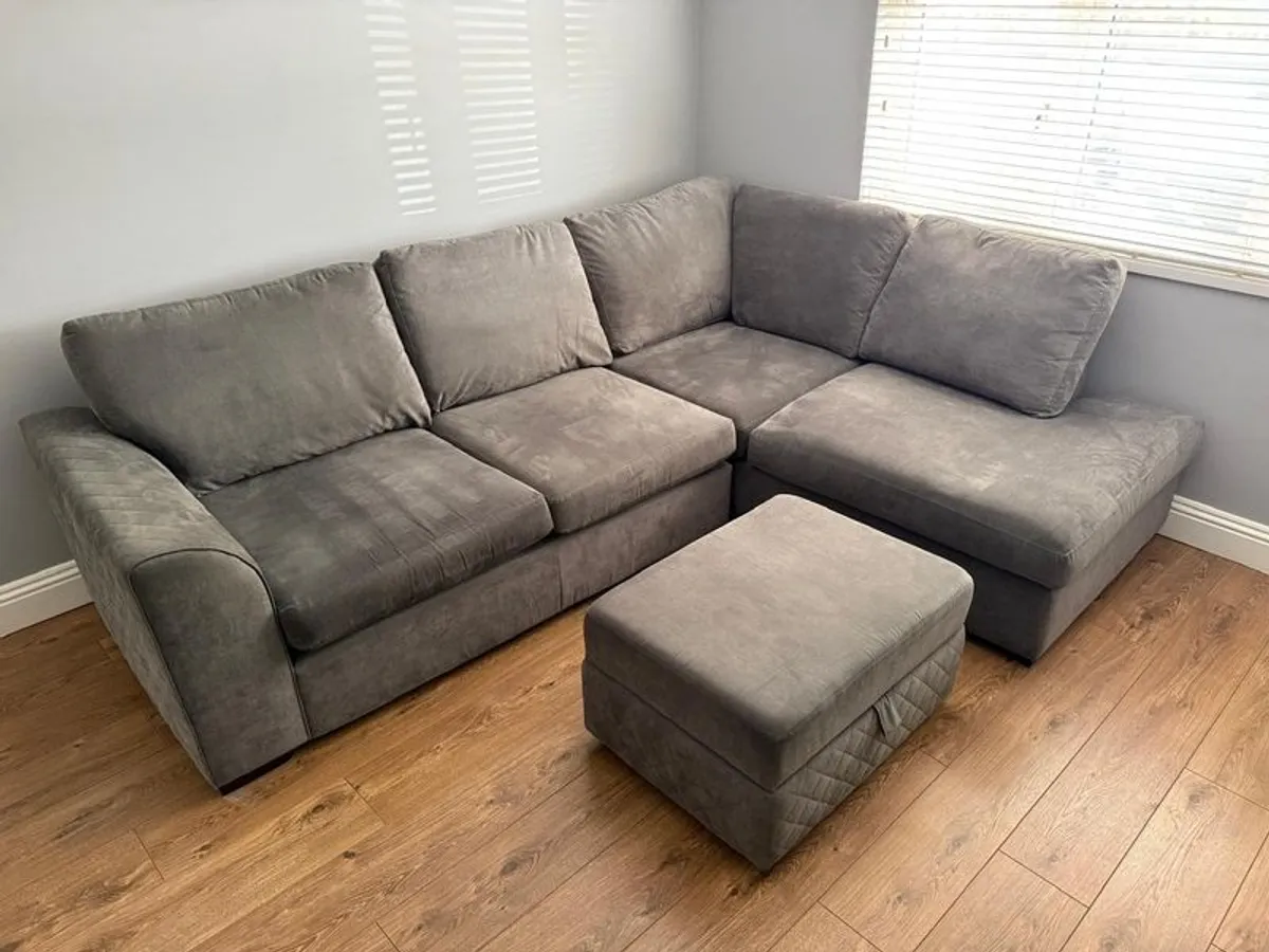 corner couch - Image 1