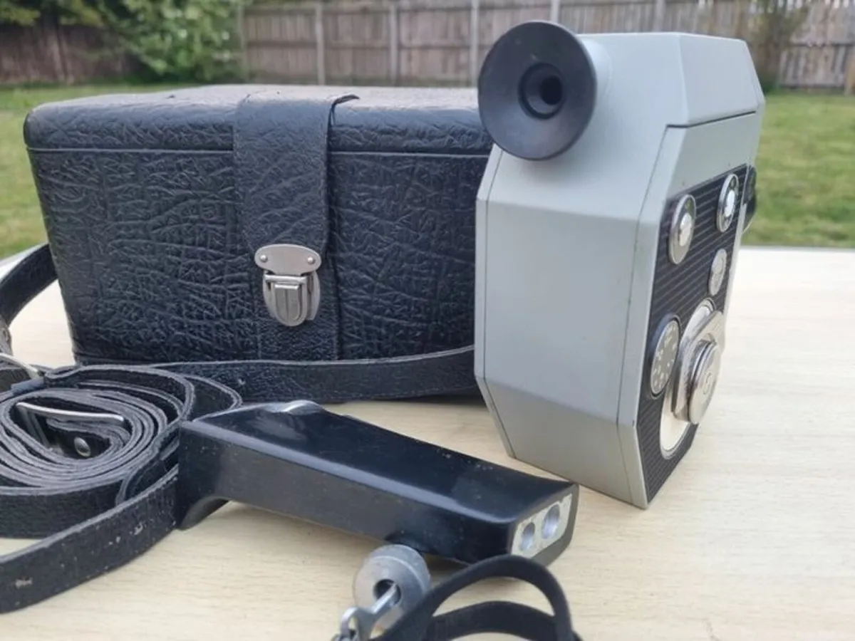 Vintage Soviet Movie Camera - Quarz 5 - Image 4