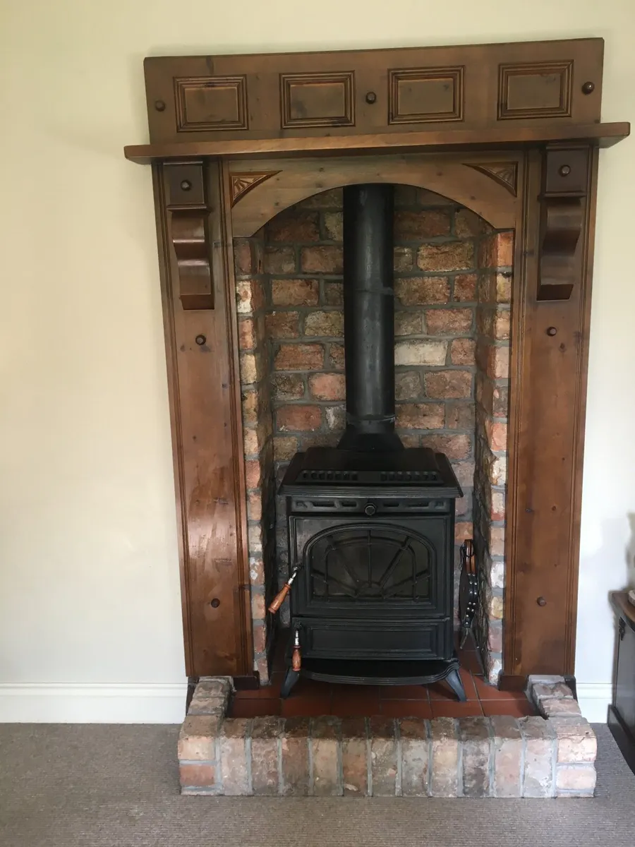 Stanley Erin stove with surround.. - Image 1