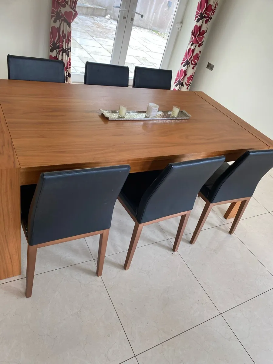 Extendable Diningroom table & 6 Leather chairs - Image 1