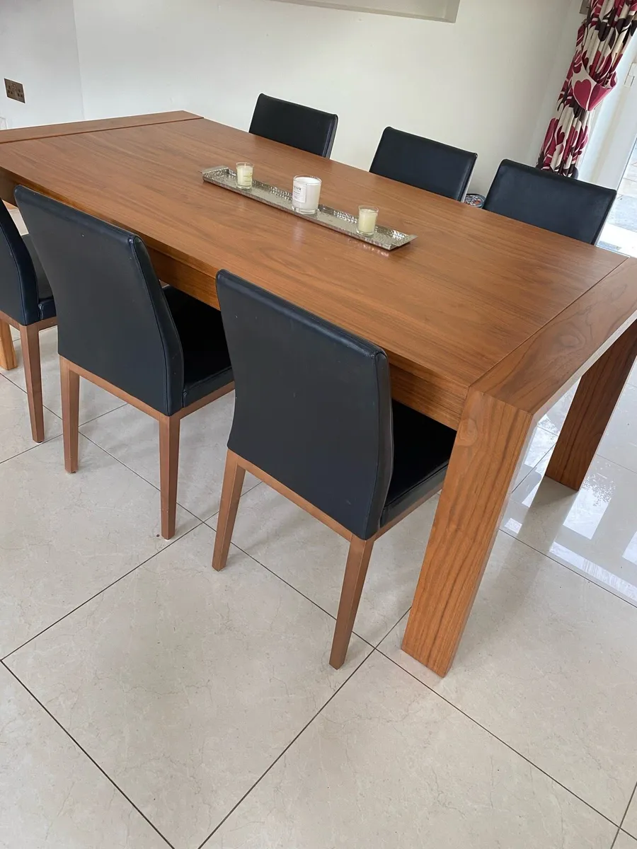 Extendable Diningroom table & 6 Leather chairs - Image 4