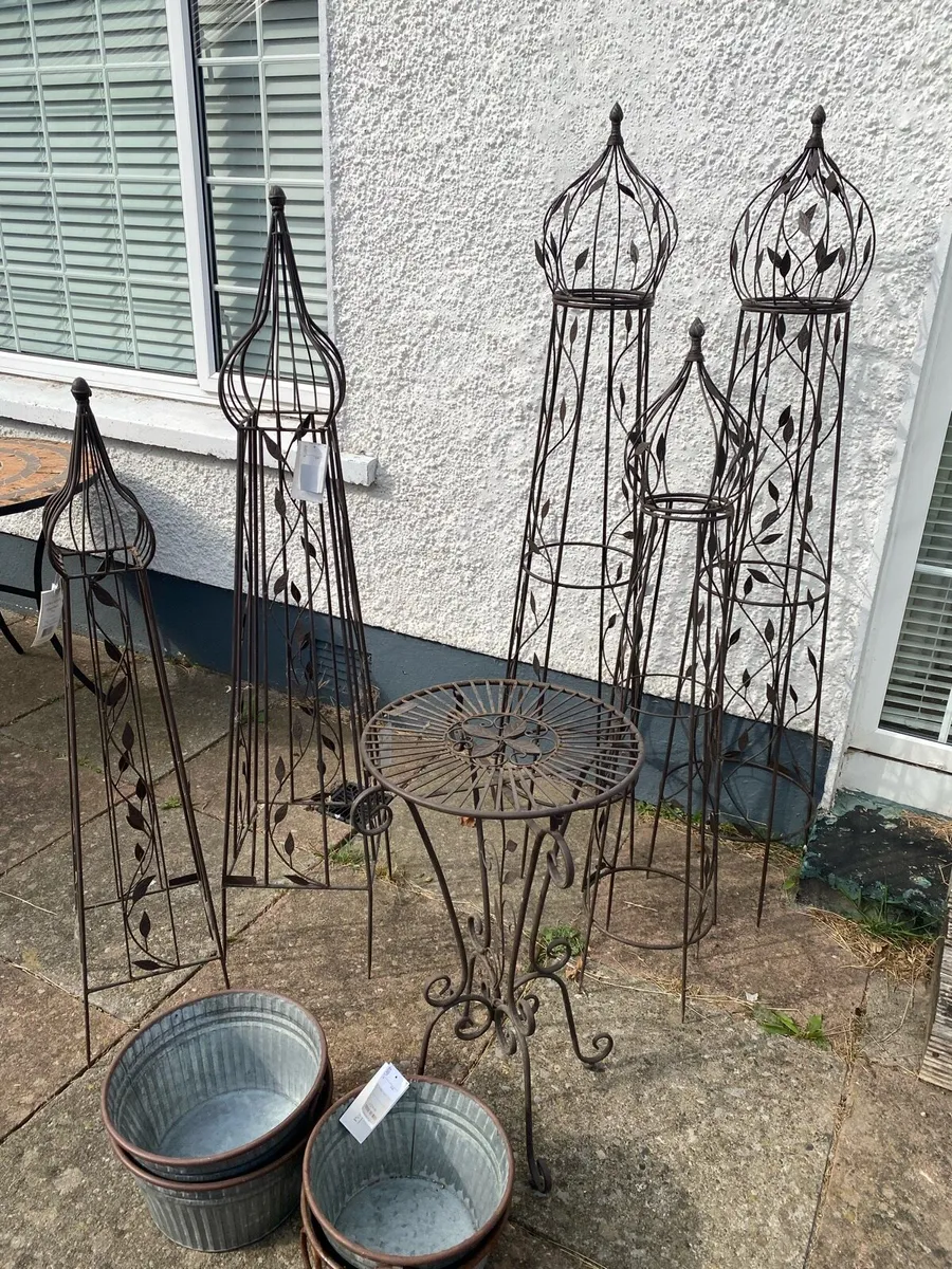 Laura Ashley Garden Obelisk x 5. Table + 4 Planter - Image 1