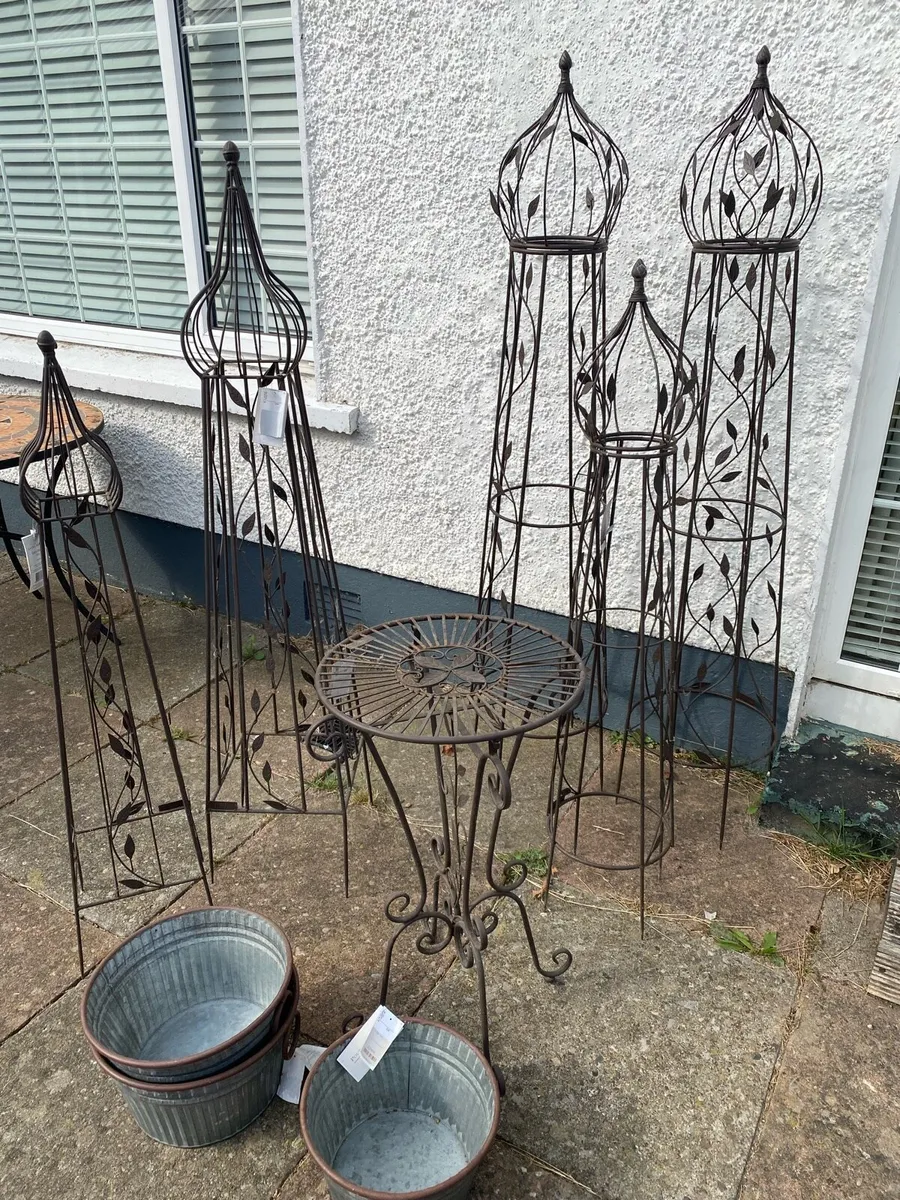 Laura Ashley Garden Obelisk x 5. Table + 4 Planter - Image 2
