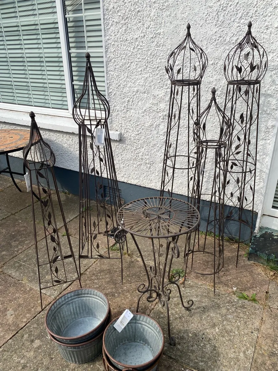 Laura Ashley Garden Obelisk x 5. Table + 4 Planter - Image 3
