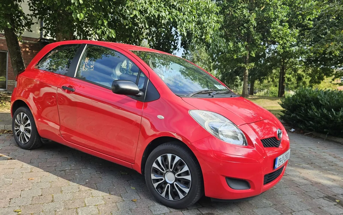🚗 For Sale: Toyota Yaris 2009 – Red - Image 1