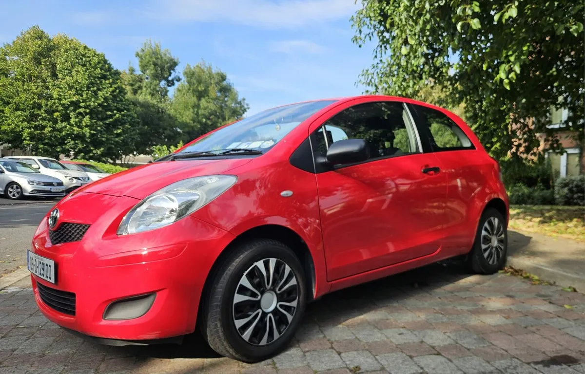 🚗 For Sale: Toyota Yaris 2009 – Red - Image 2