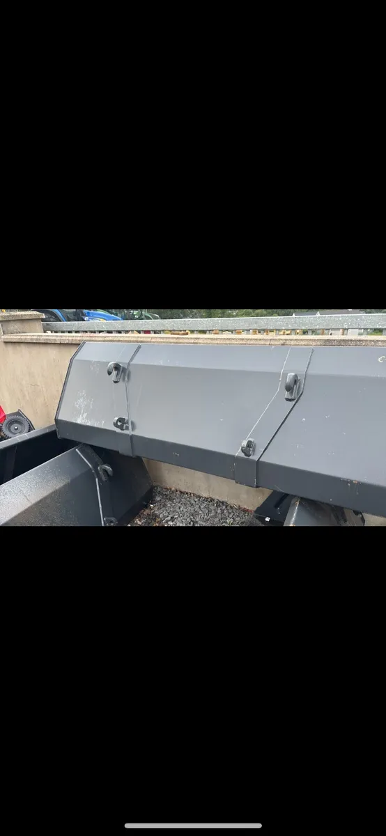 Buckets, Euro Head €640 - Image 2