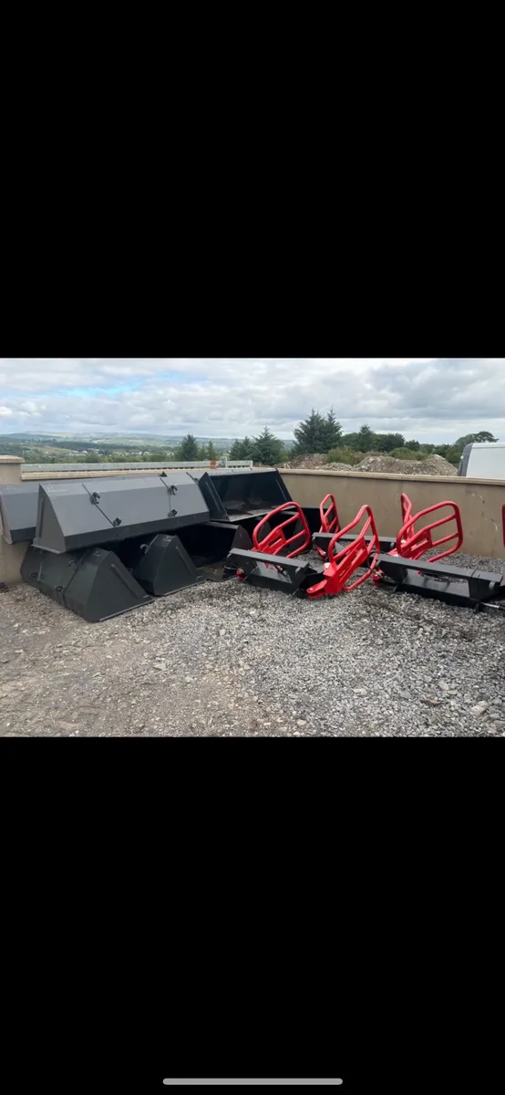 Buckets, Euro Head €640 - Image 1