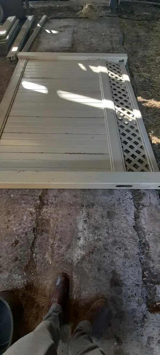Pvc garden fencing.(bargain) - Image 4