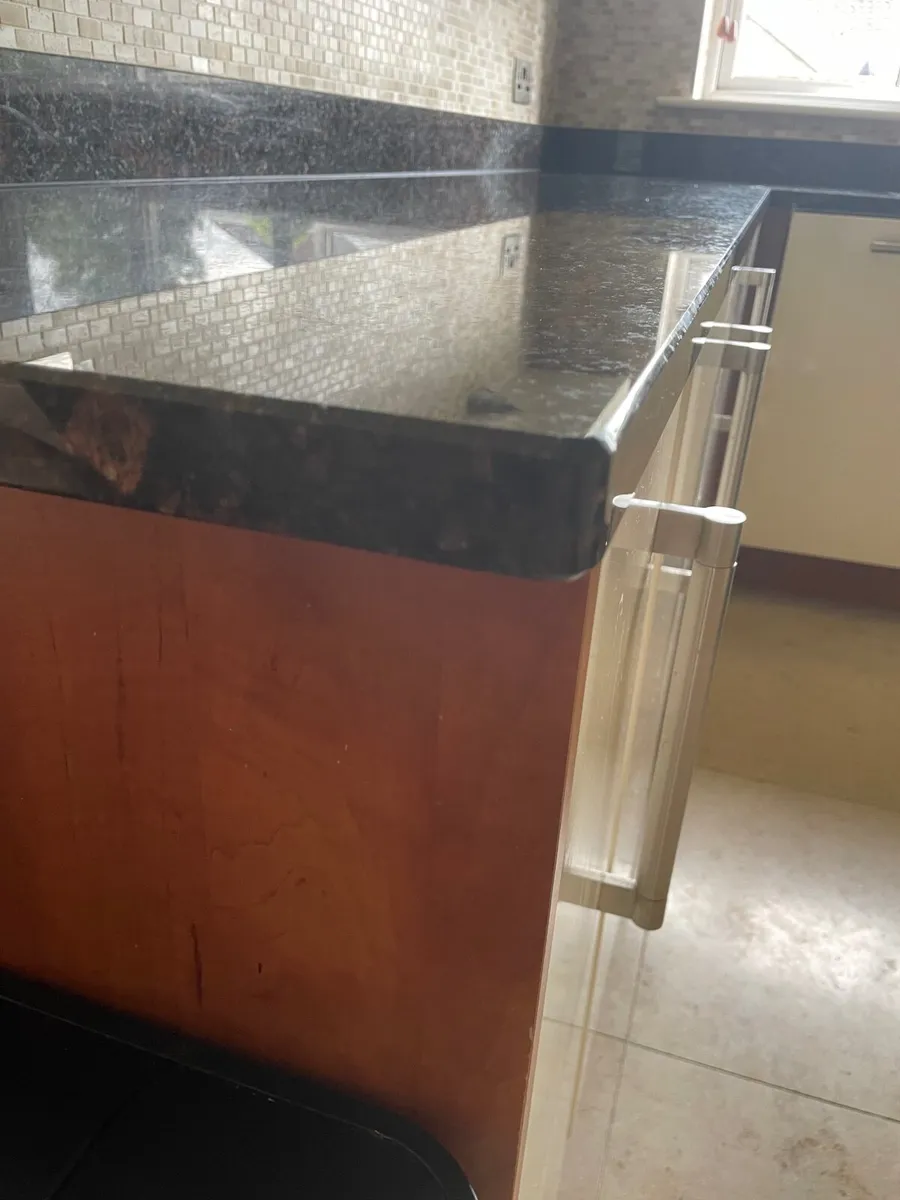 Kitchen - presses and granite worktop - Image 2