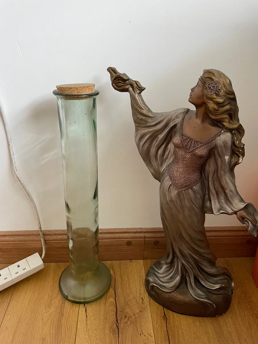 Statue + vase - Image 1
