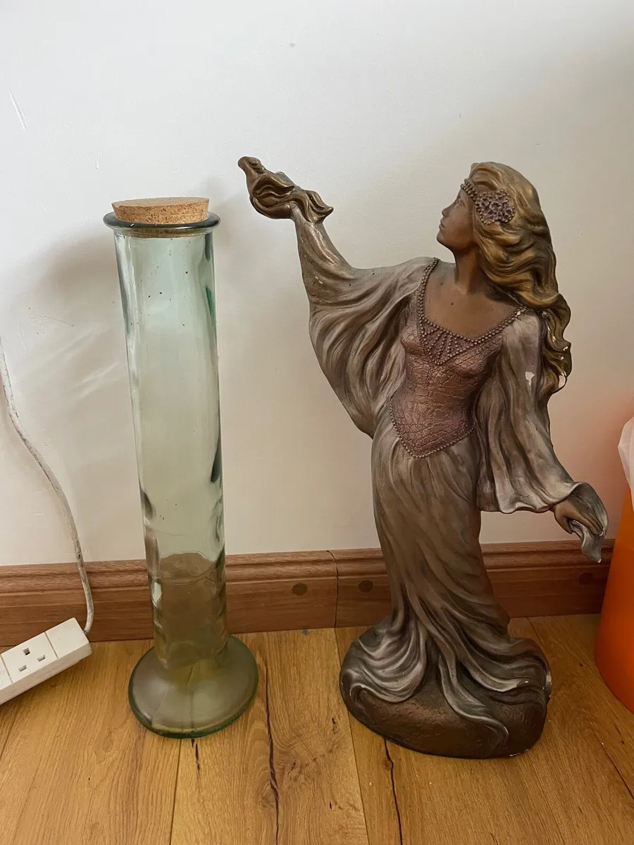 Statue + vase - Image 2