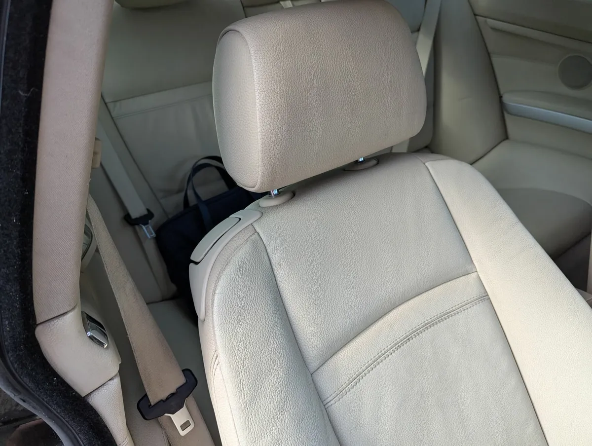 BMW 3-Series 2010 - Image 4