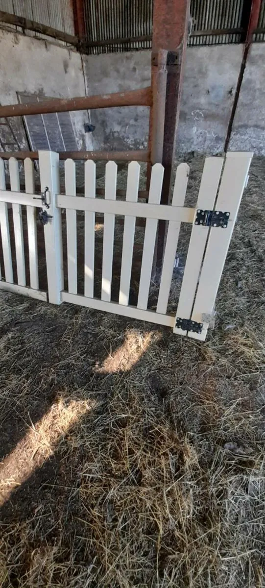 Pvc garden fencing.(bargain) - Image 2