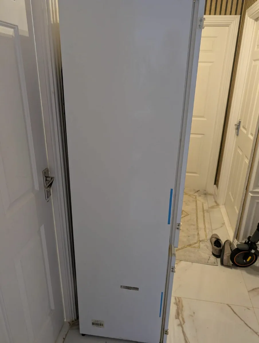 Zanussi Built-in Fridge Freezer – €50 – Limerick - Image 1