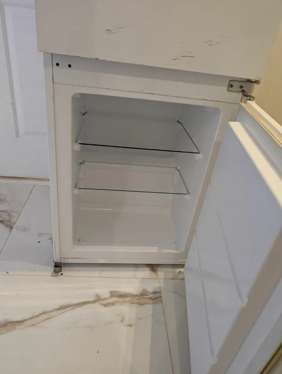 Zanussi Built-in Fridge Freezer – €50 – Limerick - Image 4