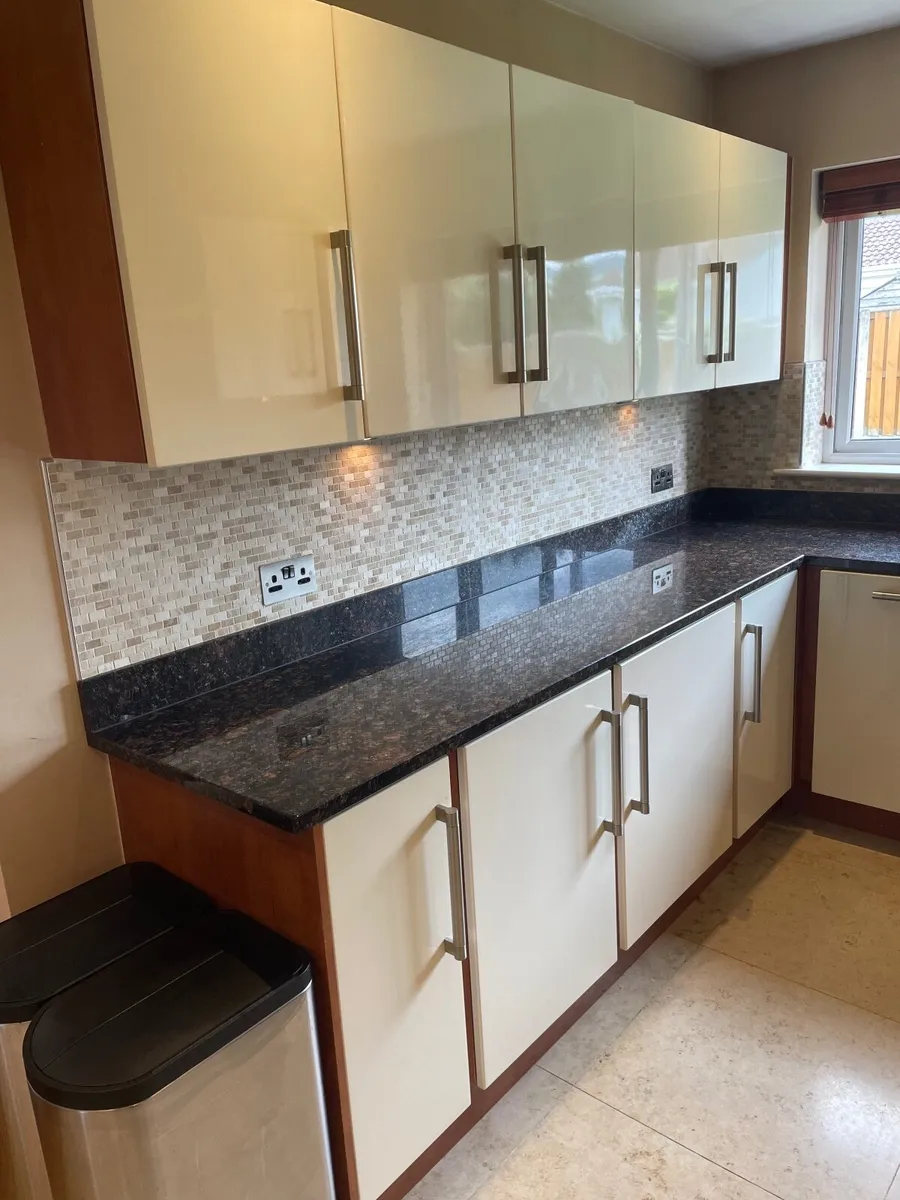 Kitchen - presses and granite worktop - Image 4
