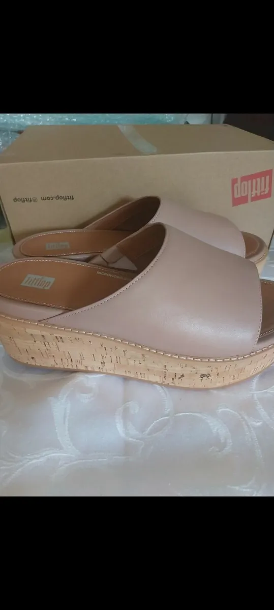 Fitflops size 7 slip on sandals - new - Image 1
