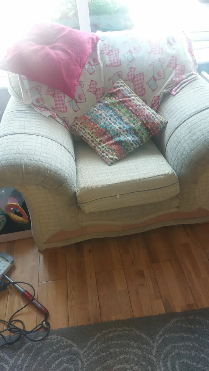 Couch 3 seater and 2x 1 seaters - Image 3