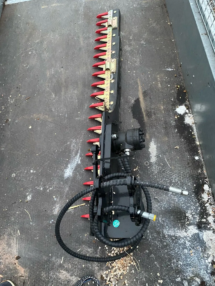 Hydraulic finger bar hedge cutter - Image 1