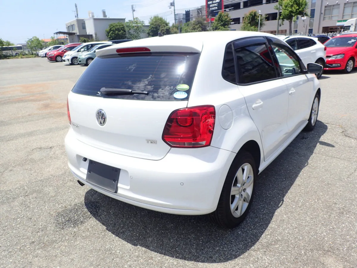 Volkswagen Polo 1.2 TSI HIGHLINE PETROL AUTOMATIC - Image 3