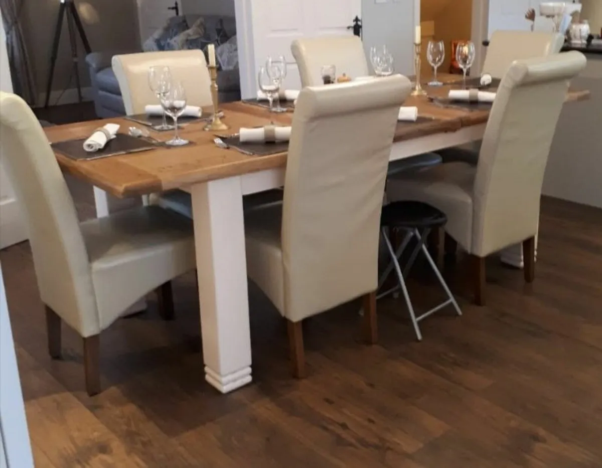 Solid extendable kitchen table and 6 chairs - Image 2