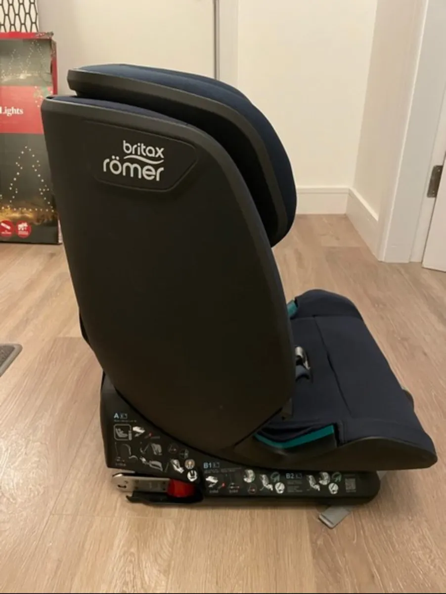 Britax Römer Advansafix M I-Size Car Seat - Image 2
