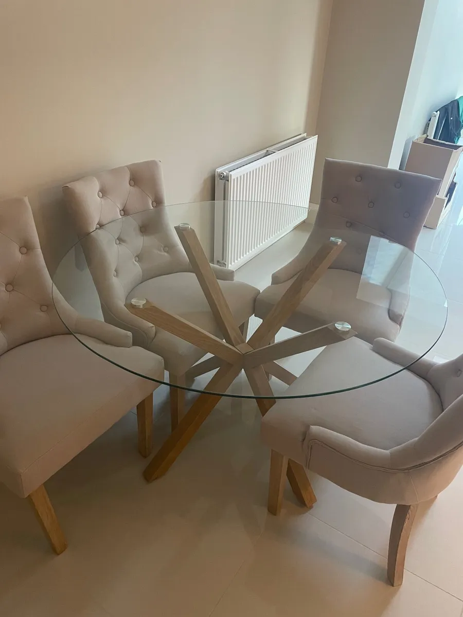 Table and chairs - Image 2