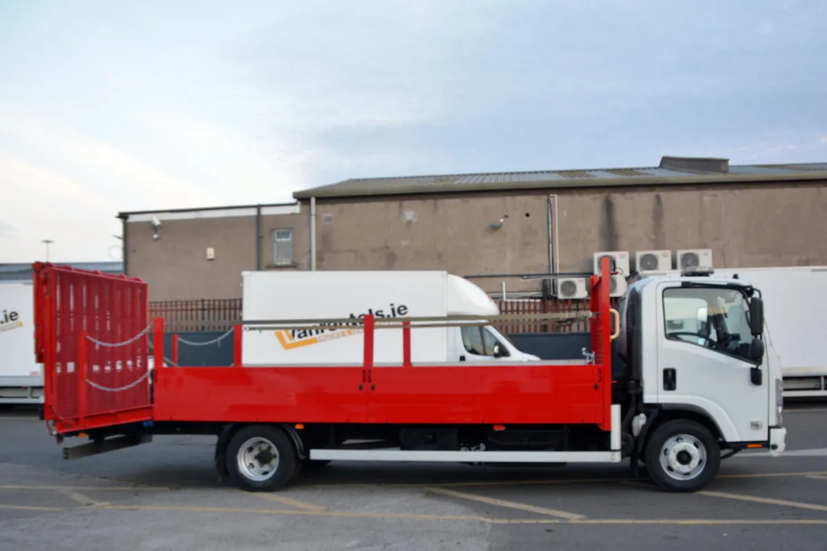 Isuzu Beavertail + Hydraulic ramps # Winch - Image 3