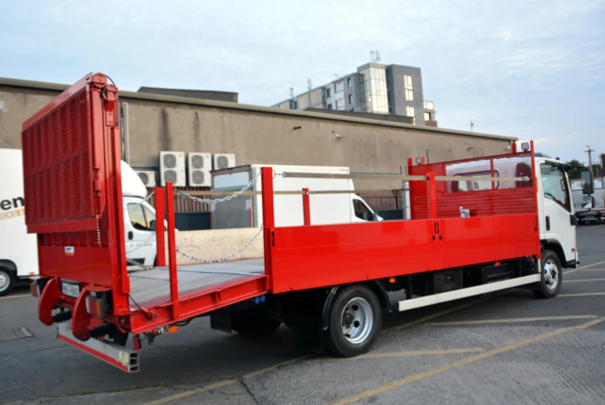Isuzu Beavertail + Hydraulic ramps # Winch - Image 4