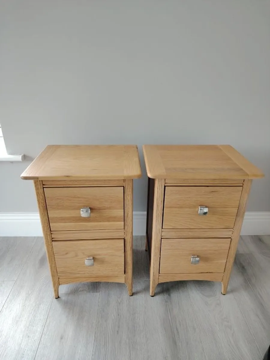 Bedside lockers x 2 premium oak, like new - Image 1