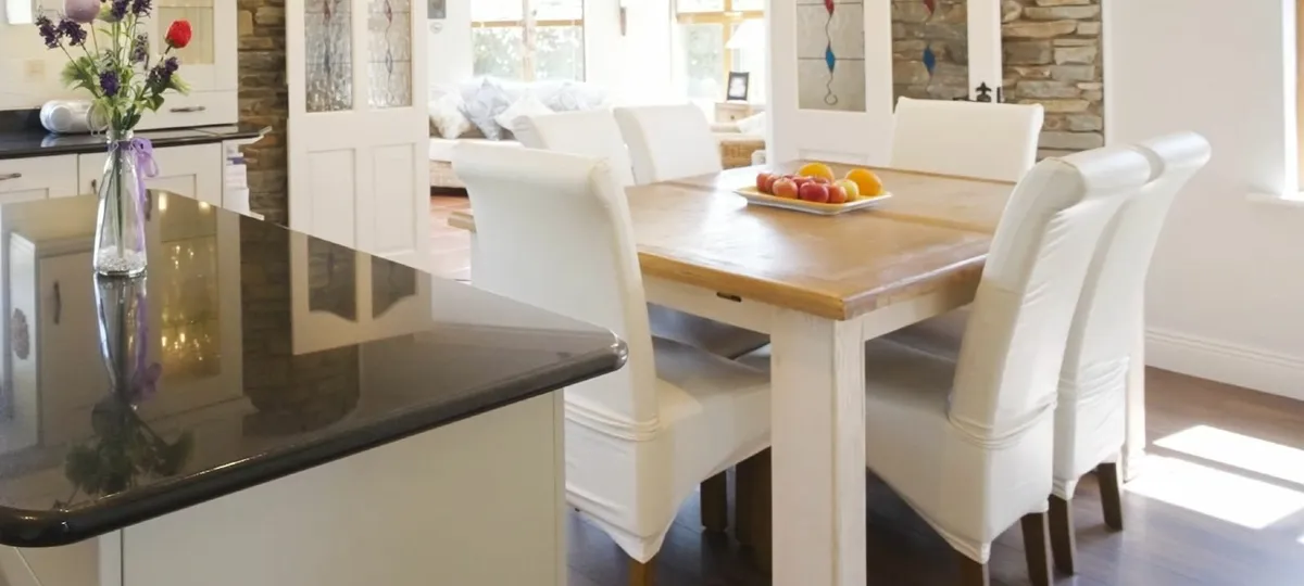 Solid extendable kitchen table and 6 chairs - Image 1