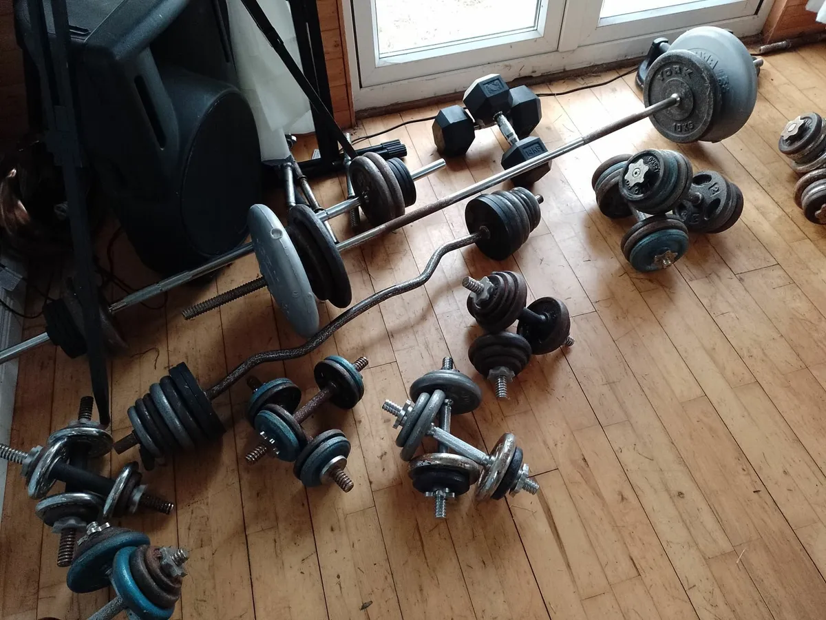 200KG+ IN WEIGHTS INCLUDING BENCHES. - Image 1